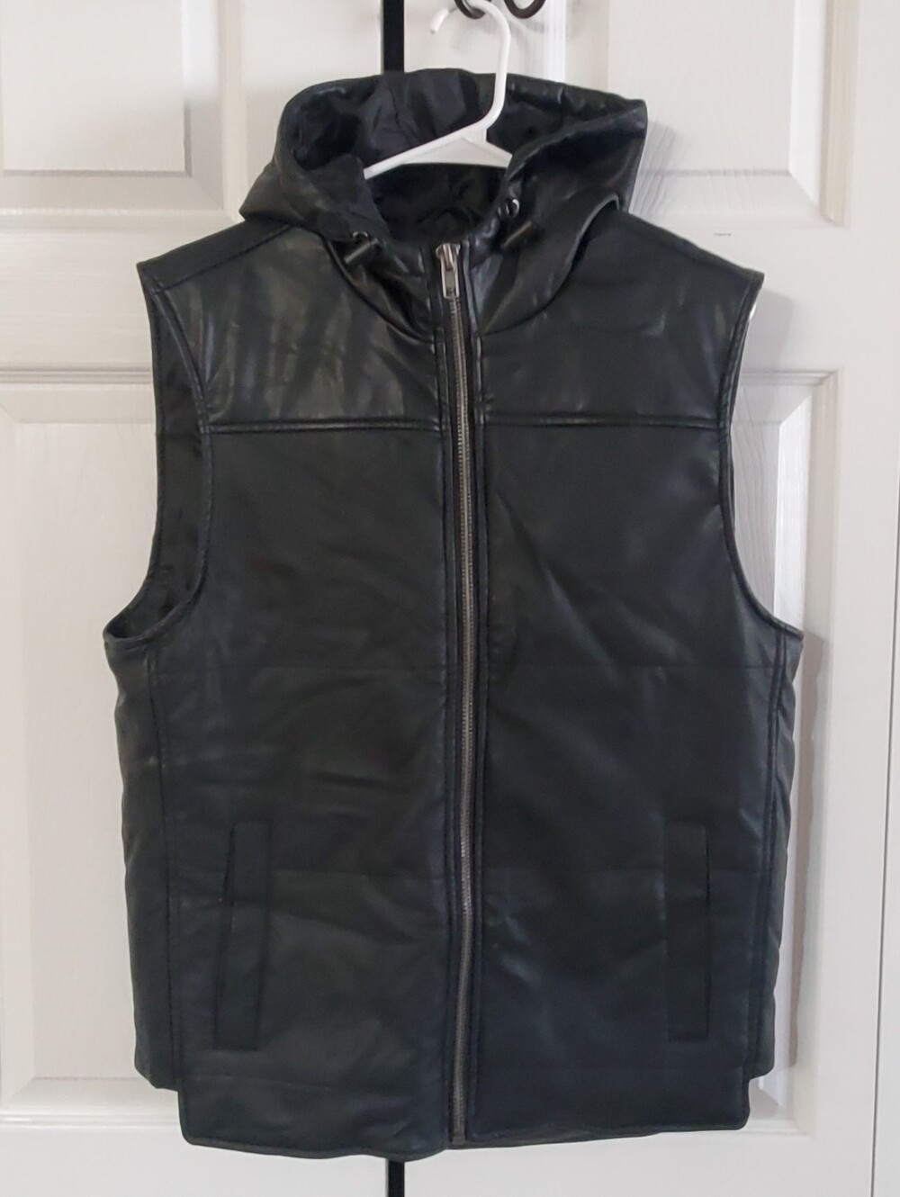 GUESS MENS LARGE FAUX LEATHER VEST . HOODED.  SLEEVELESS.   FALL